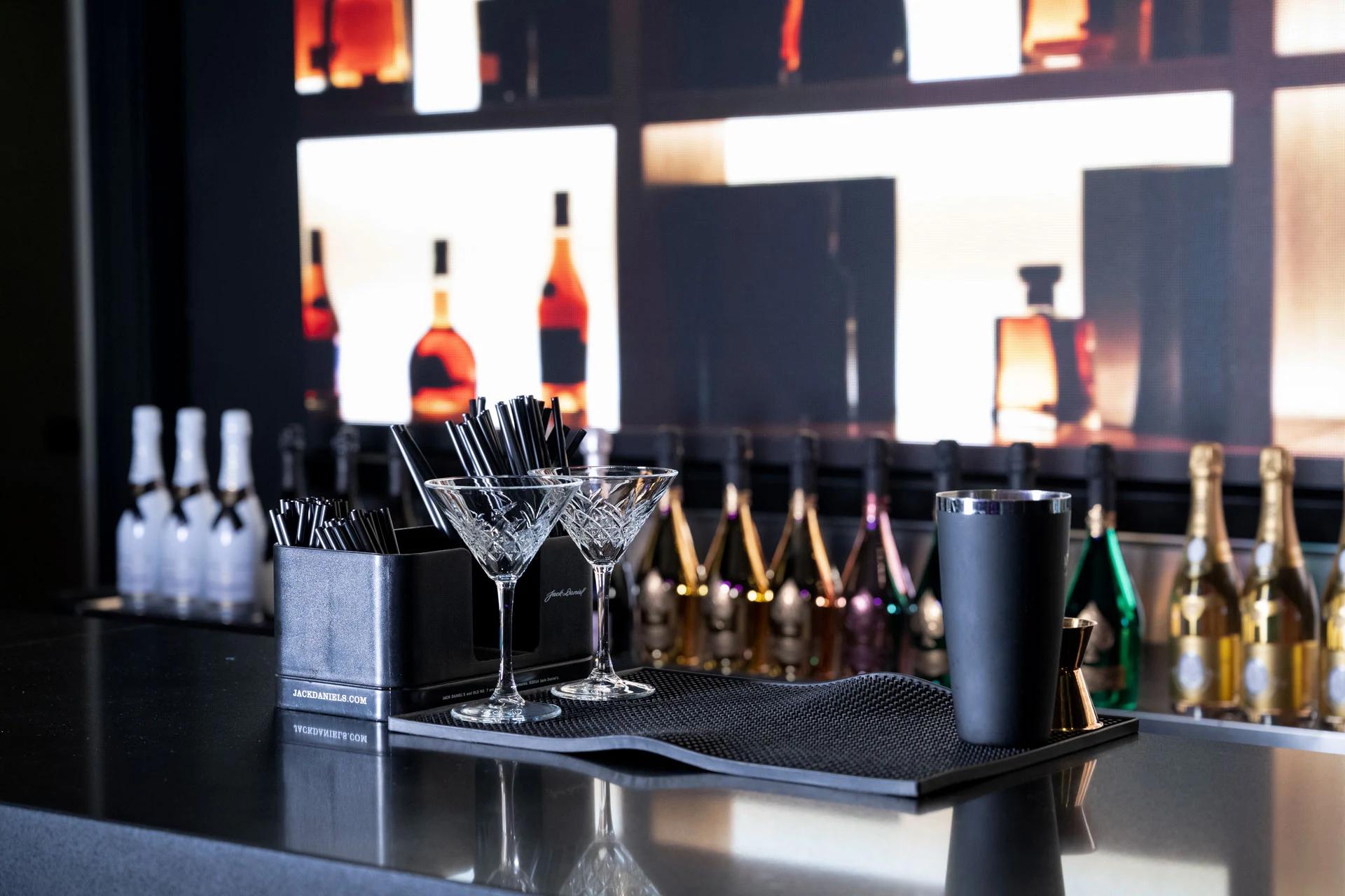 Calici in cristallo e bottiglie al cocktail bar YOLO